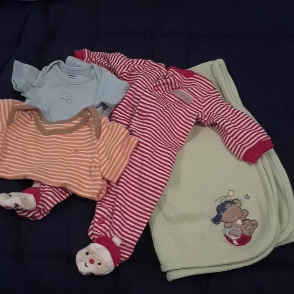 Christmas sleeper, 2 onsies and cute blanket